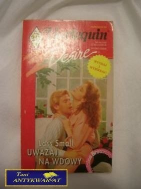 UWAŻAJ NA WDOWY - Lass Small UWAŻAJ NA WDOWY - Lass Small