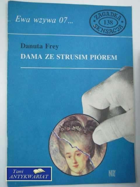 DAMA ZE STRUSIM PIÓREM