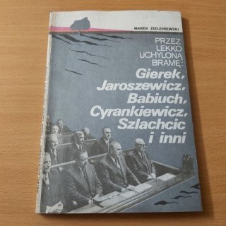 Przez lekko uchyloną bramę Gierek, Jaroszewicz, Babiuch, Cyrankiewicz, Szlachcic i inni