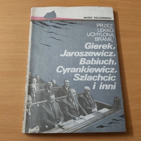 Przez lekko uchyloną bramę Gierek, Jaroszewicz, Babiuch, Cyrankiewicz, Szlachcic i inni