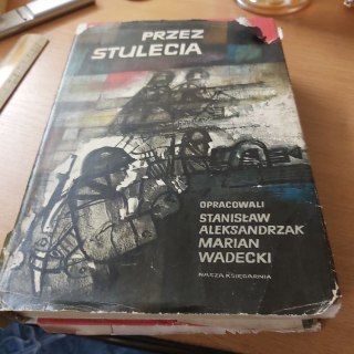 Przez Stulecia