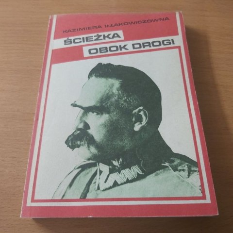 Ścieżka obok drogi