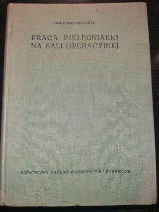 Praca pielęgniarki na sali operacyjnej