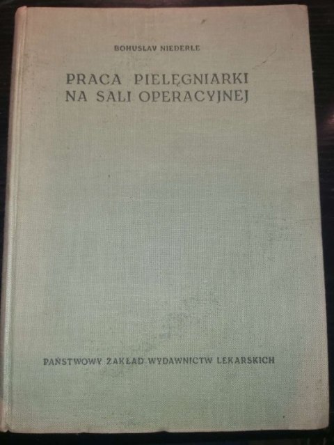 Praca pielęgniarki na sali operacyjnej