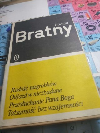 Radość nagrobków, Odjazd w niezbadane, Przesłuchanie Pana Boga, Tożsamość bez wzajności