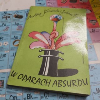 W oparach absurdu