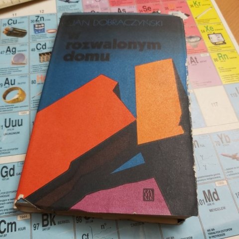 W rozwalonym domu