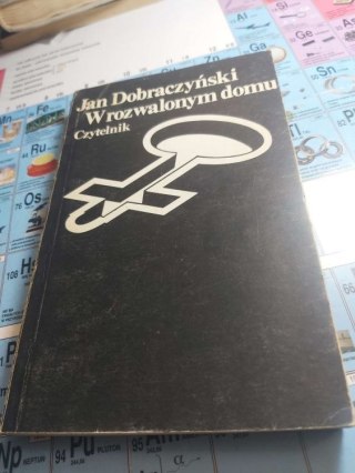 W rozwalonym domu