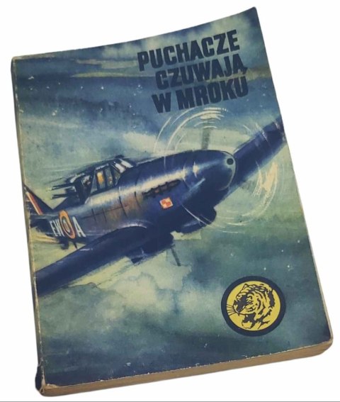 PUCHACZE CZUWAJĄ W MROKU