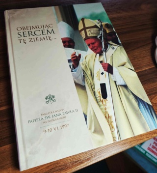 OBEJMUJĄC SERCEM TĘ ZIEMIĘ. PAMIĄTKA WIZYTY PAPIEŻA ŚW. JANA PAWŁA II NA PODKARPACIU Krosno, Parafia św. Piotra