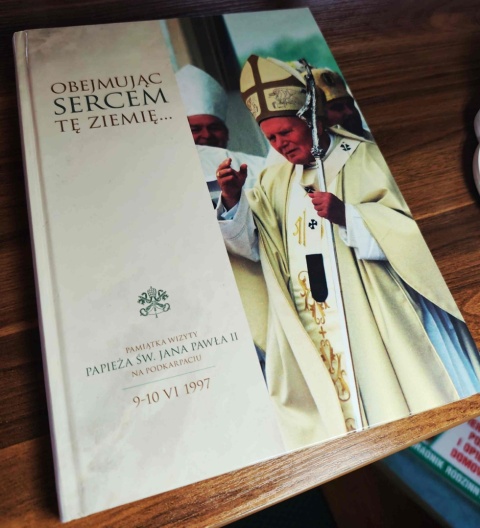 OBEJMUJĄC SERCEM TĘ ZIEMIĘ. PAMIĄTKA WIZYTY PAPIEŻA ŚW. JANA PAWŁA II NA PODKARPACIU Krosno, Parafia św. Piotra
